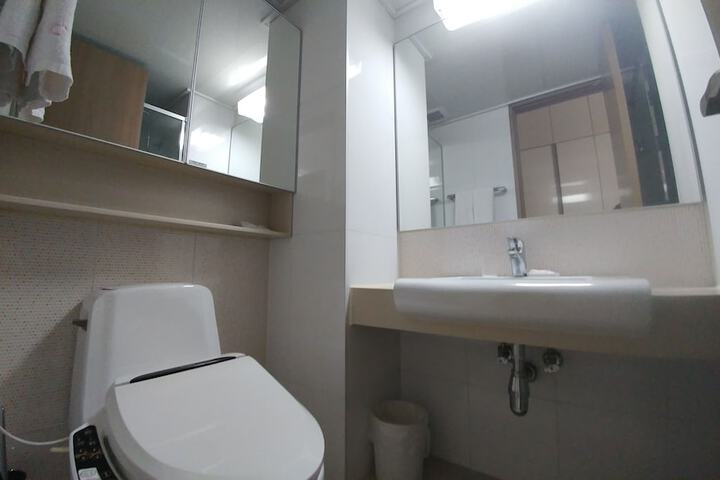 Room 13 of 20