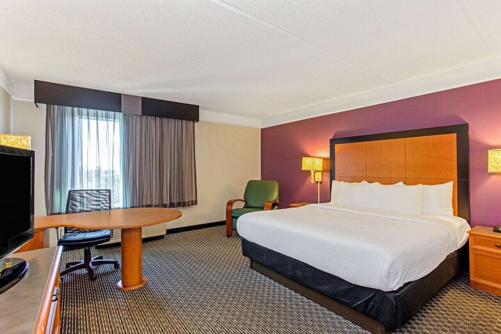 1 King Bed Deluxe Room (22 of 23)