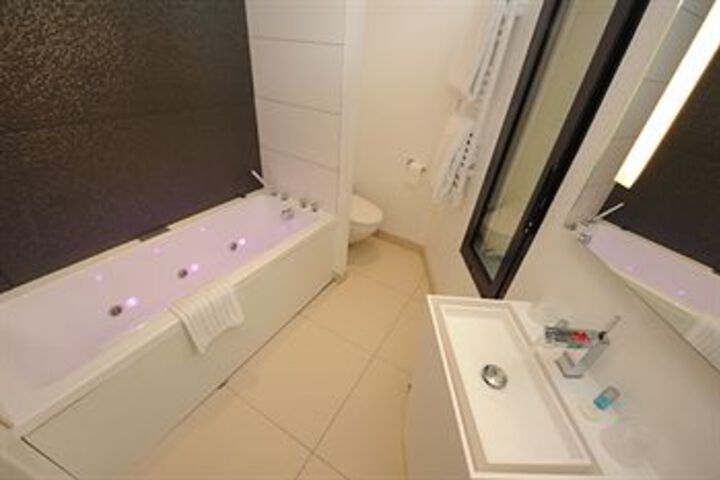 Room 4 of 11