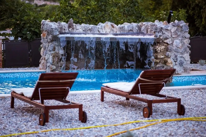 Pool 10 of 17