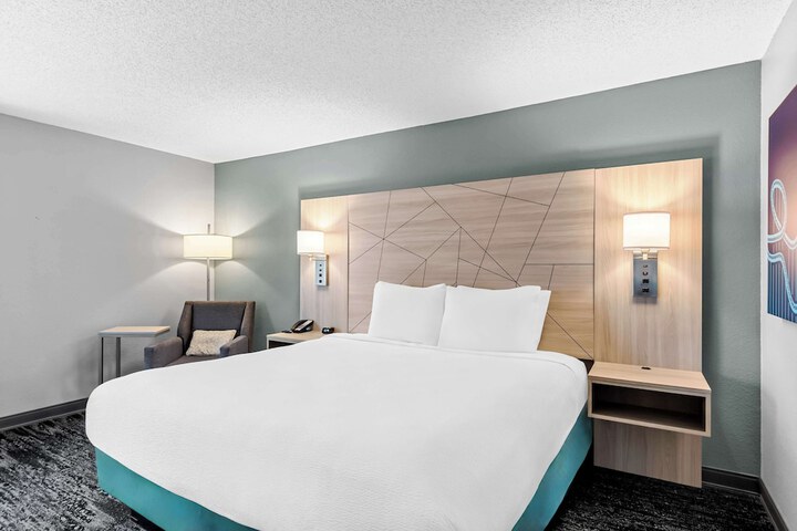 1 King Accessible Comm Assist Roll in Shower Microwave, Refrigerator WiFi Full Breakfast (7 of 9)