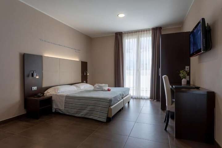 Room 9 of 18