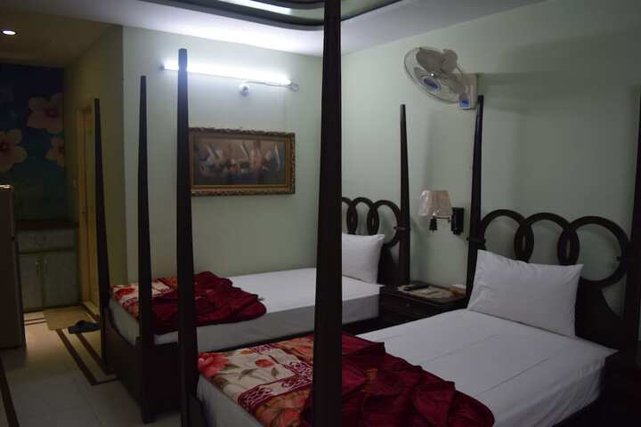 Room 5 of 8