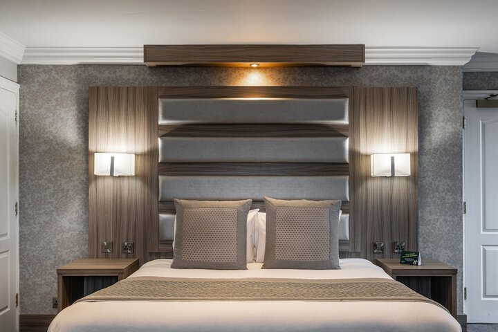 Room 8 of 100