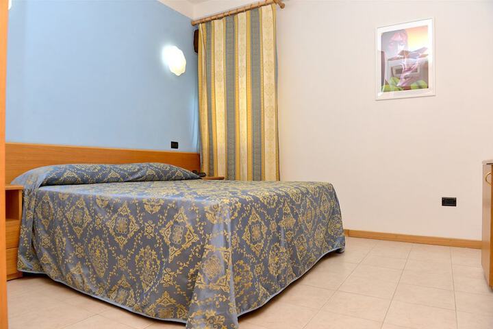 Room 7 of 11