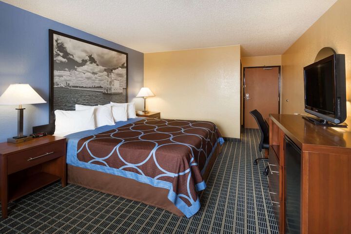 1 King Bed (3 of 6)