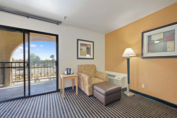 2 Queen Beds High Speed Internet Accessible Microwave and Refrigerator Safe Full Breakf (1 of 34)