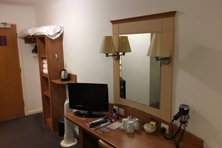 Room 13 of 27