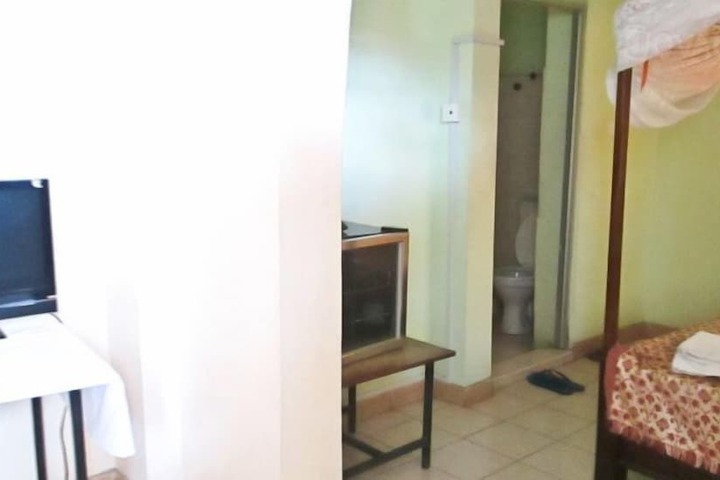 Room 9 of 18