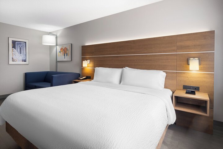 1 King Bed (2 of 15)