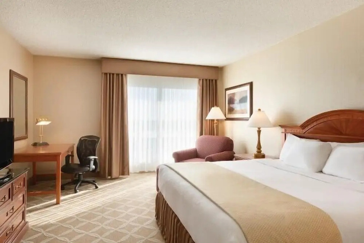 Room 4 of 18