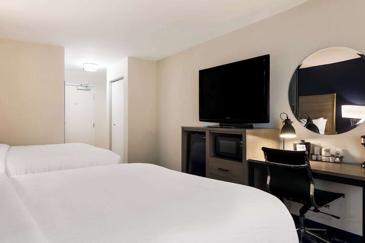 2 Queen Beds (7 of 13)