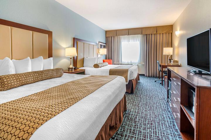 1 Queen Bed Microwave, Refrigerator Work Desk WiFi Full Breakfast (4 of 17)