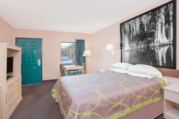 1 King Bed Deluxe Room (10 of 16)