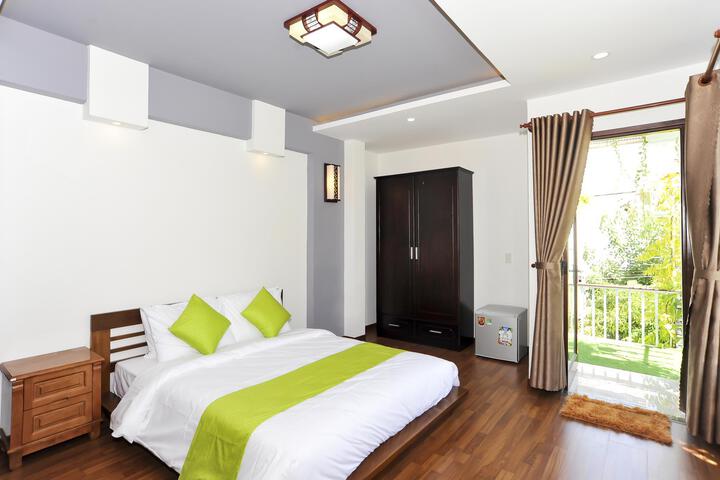 Room 4 of 8