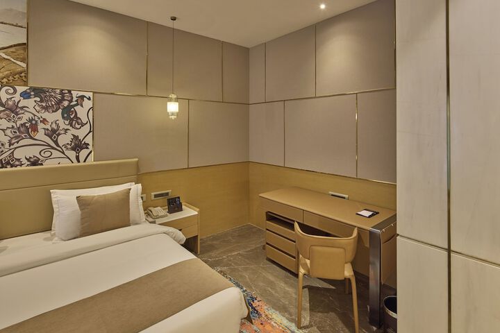 Room 33 of 126