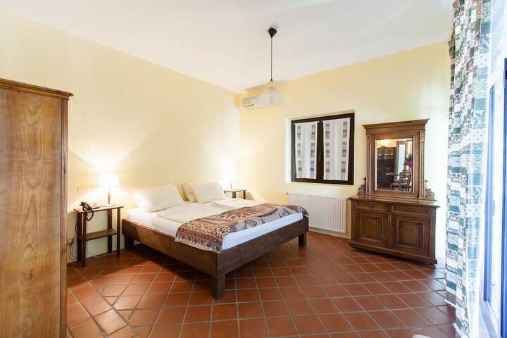 Room 4 of 47
