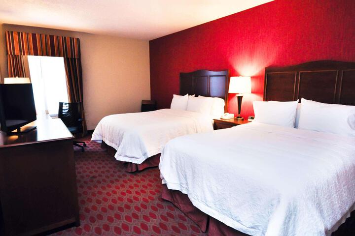 2 Queen Beds (2 of 2)