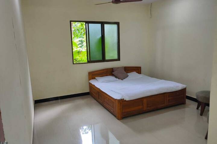 Room 4 of 12