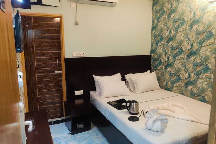 Room 4 of 13