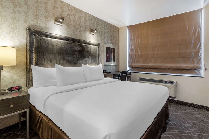 1 King Bed Basement Work Desk Refrigerator WiFi Coffee Tea Maker Continental Breakfast (5 of 6)