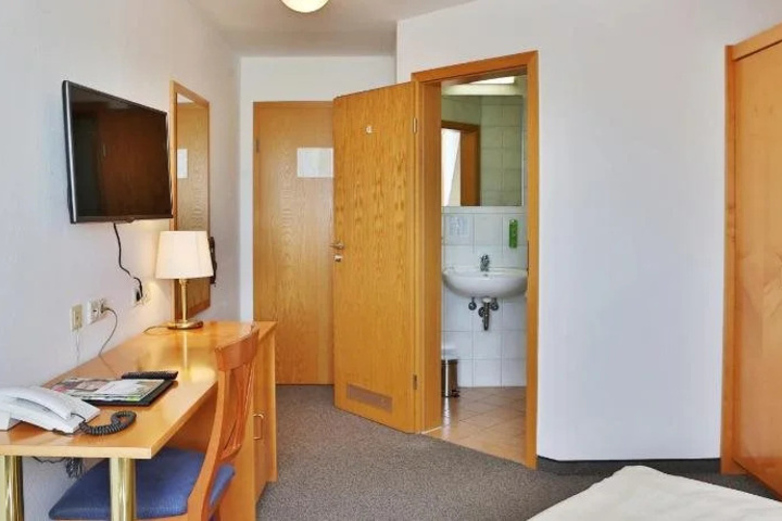 Room 5 of 19