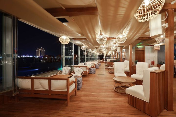 Lounge 101 of 133