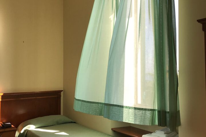 Room 10 of 37