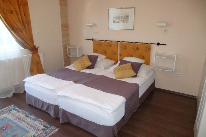 Room 9 of 96