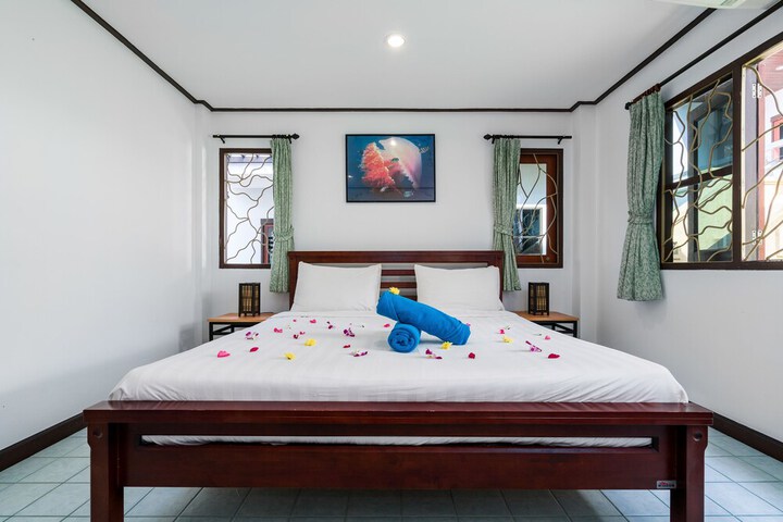 Room 8 of 100
