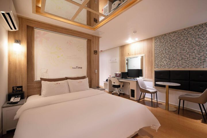 Room 43 of 74