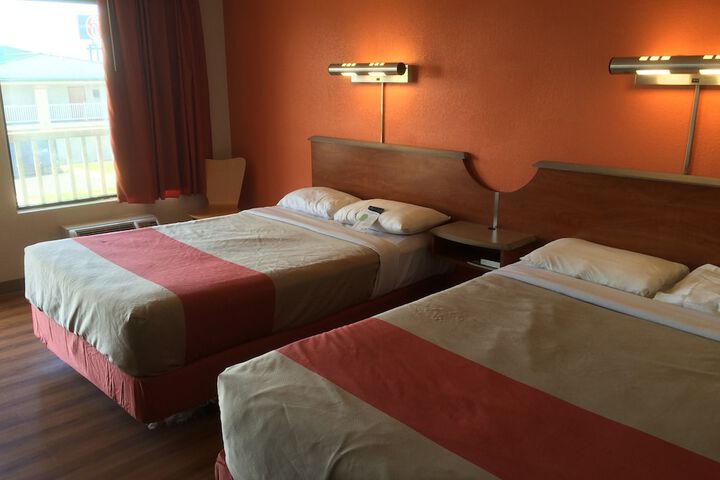 1 Queen Bed (16 of 21)