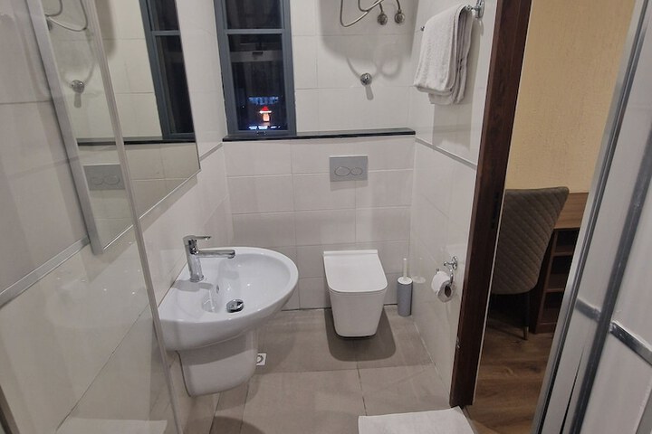 Room 5 of 10