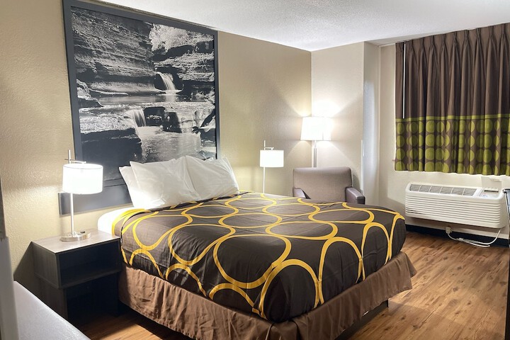 1 Queen Bed (22 of 29)