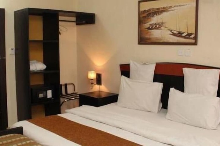 Room 5 of 14