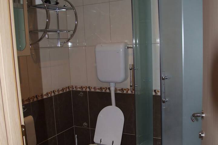 Room 9 of 18