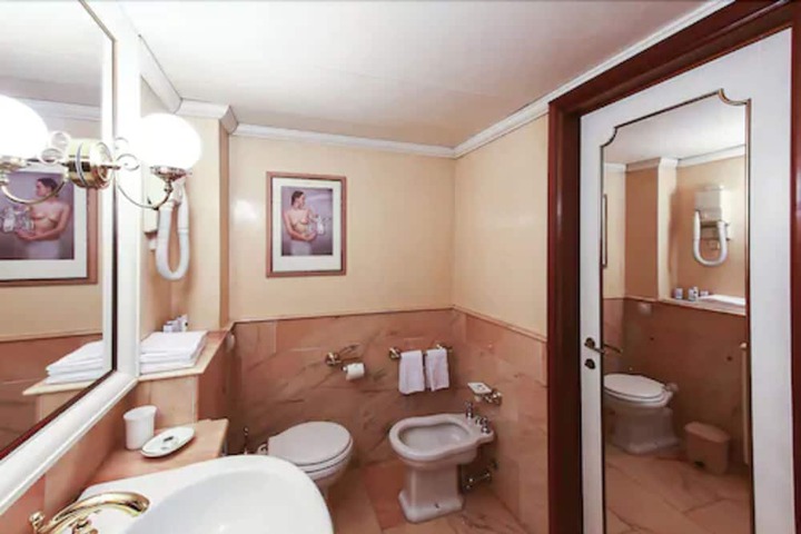 Room 32 of 68