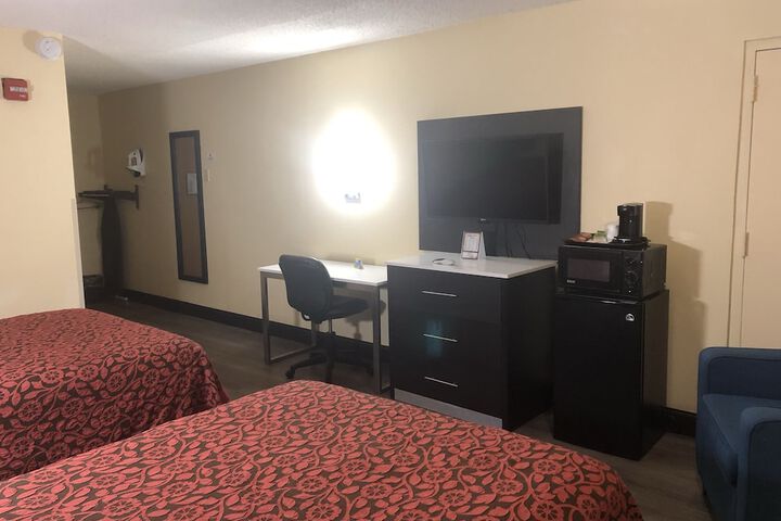 2 Double Beds Mobility Accessible (8 of 9)