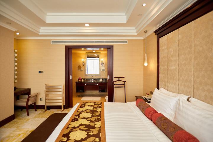 Room 25 of 103