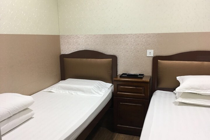 Room 9 of 40