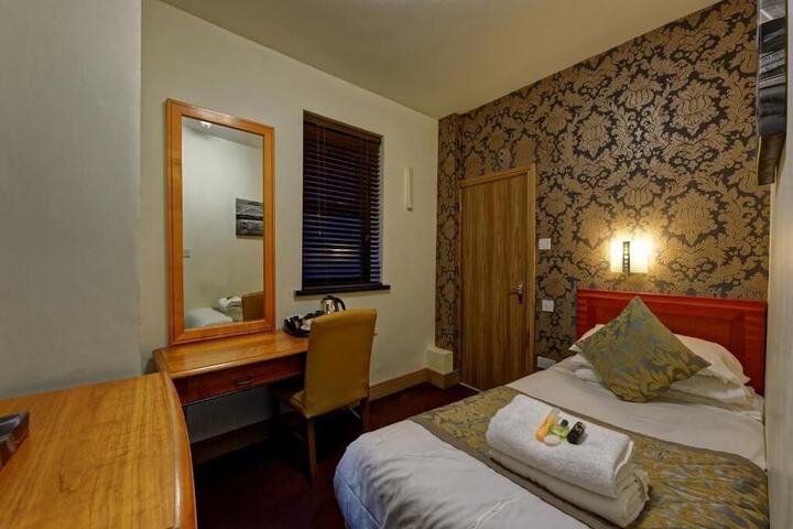 Room 4 of 12