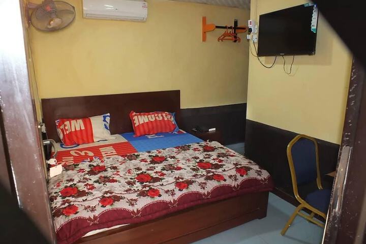 Room 4 of 12