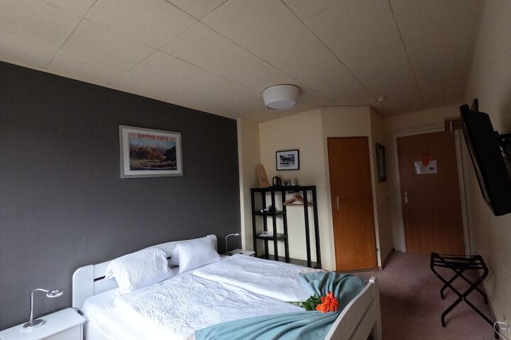 Room 15 of 173