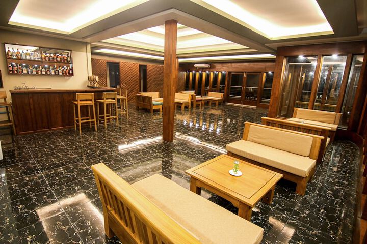 Lounge 34 of 62