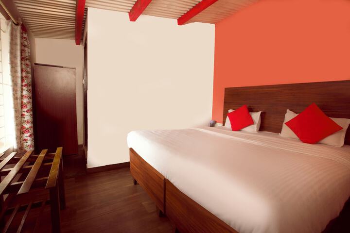 Room 4 of 9