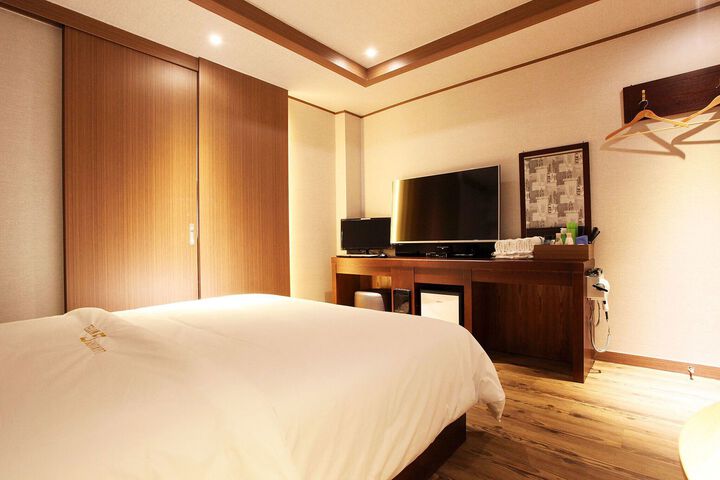 Room 52 of 75