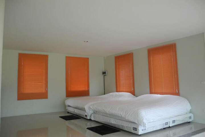 Room 4 of 17