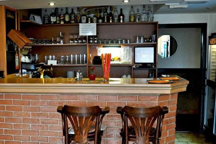 Lounge 44 of 49