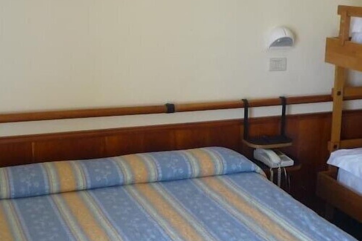 Room 12 of 34