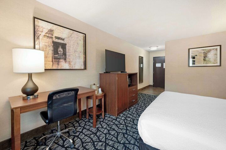 1 King Bed Microwave and Refrigerator WiFi Walk in Shower Full Breakfast (9 of 14)